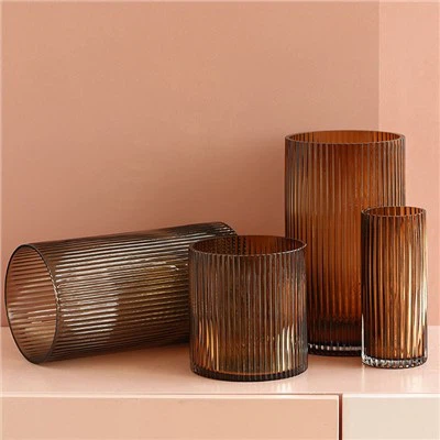 Vertikaalne klaasist vaas