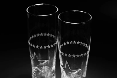 ZGS Glass määratleb kohandatud klaasnõude jaoks täiustatud laserpuurimise abi...